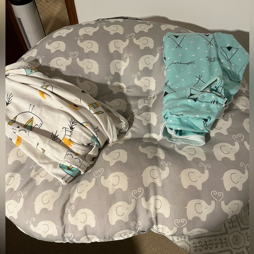 Boppy infant lounger with 2 covers